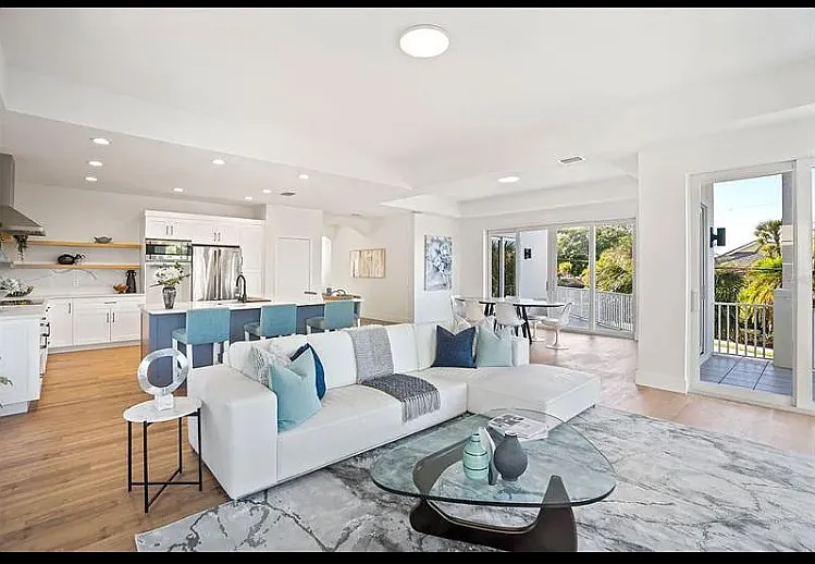 4 bed, 5.5 bath, 3774 sqft, $13,500 — Photo 3