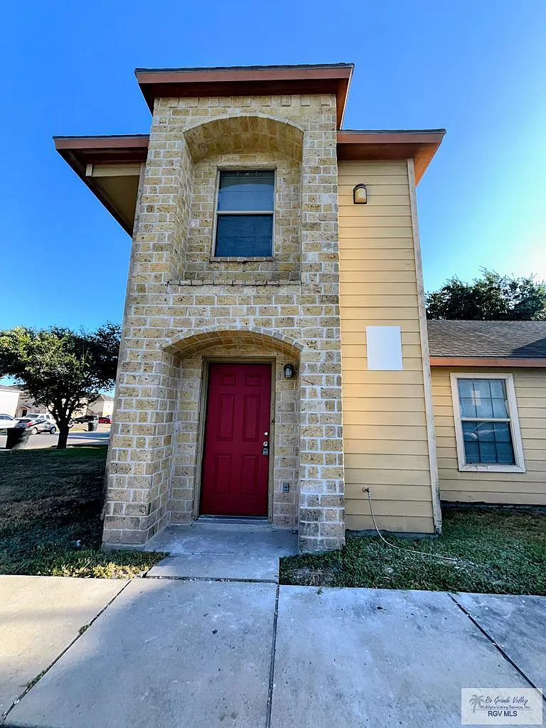 2 bed, 1.5 bath, 900 sqft, $975 — Photo 1