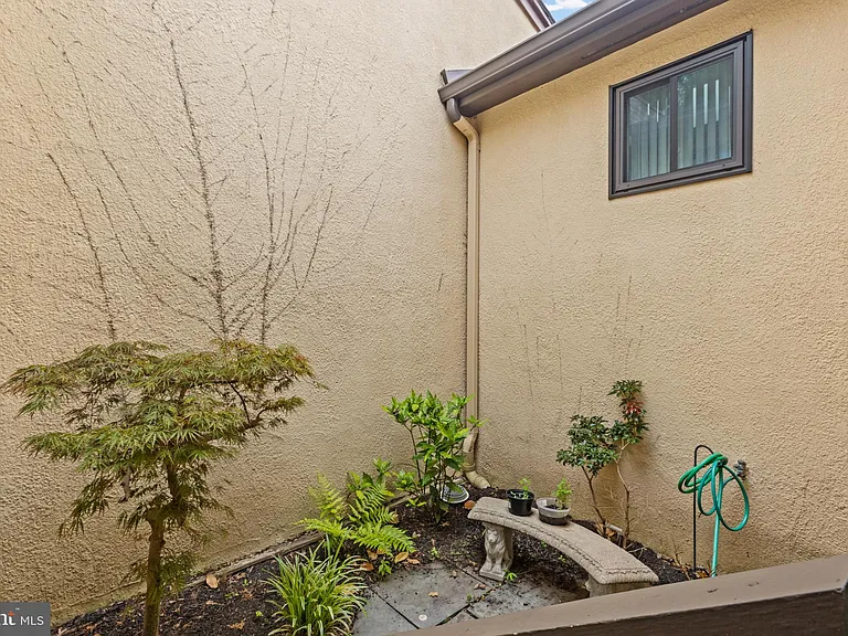 130 Sayre Dr — Photo 18