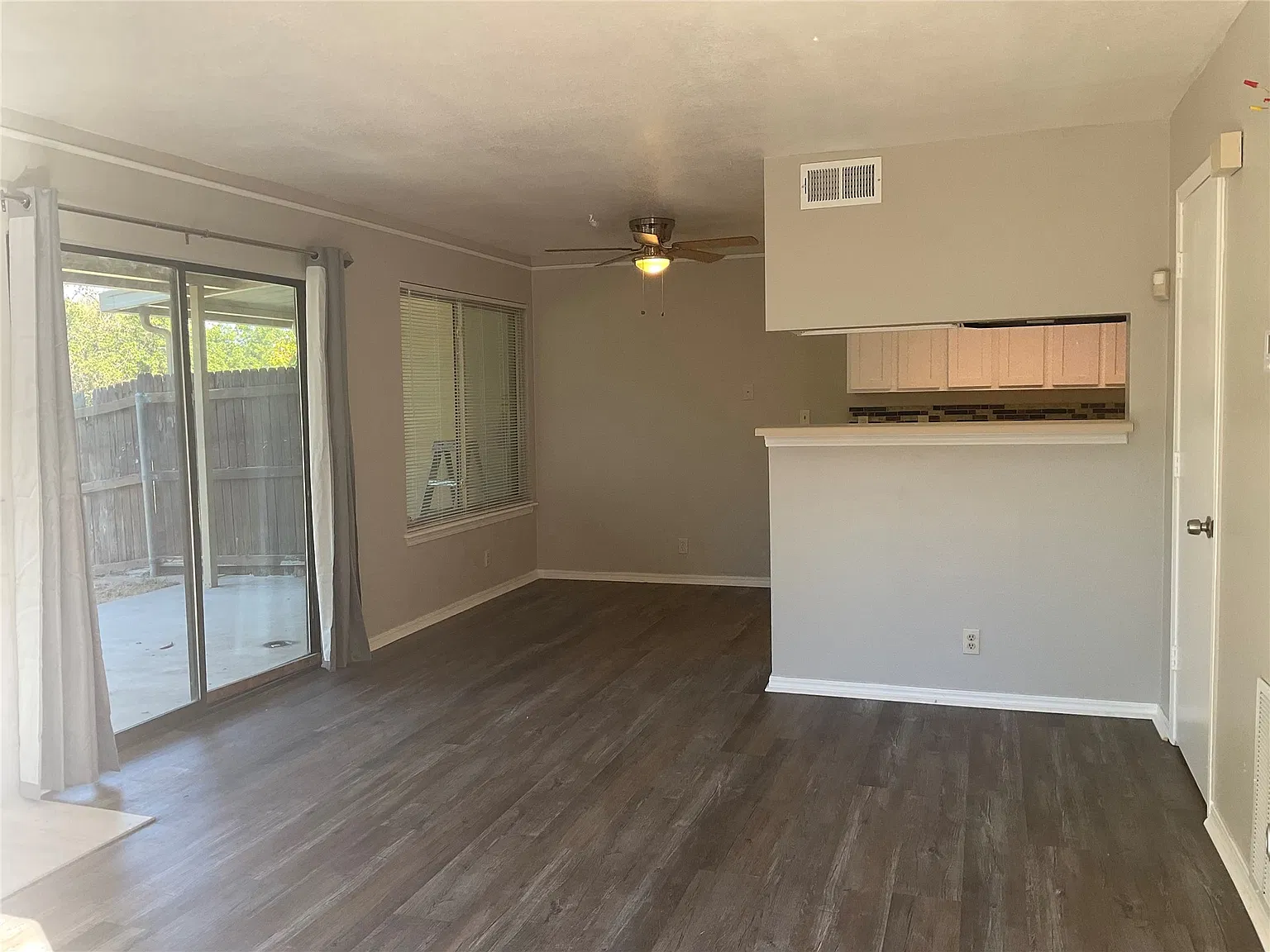 3 bed, 2.0 bath, 1134 sqft, $1,295 — Photo 2