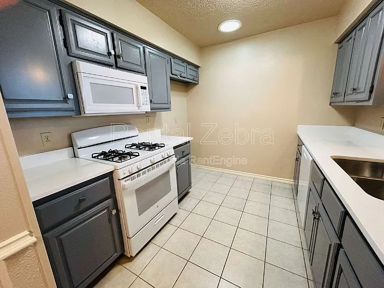 828 Haverford Ln — Photo 6