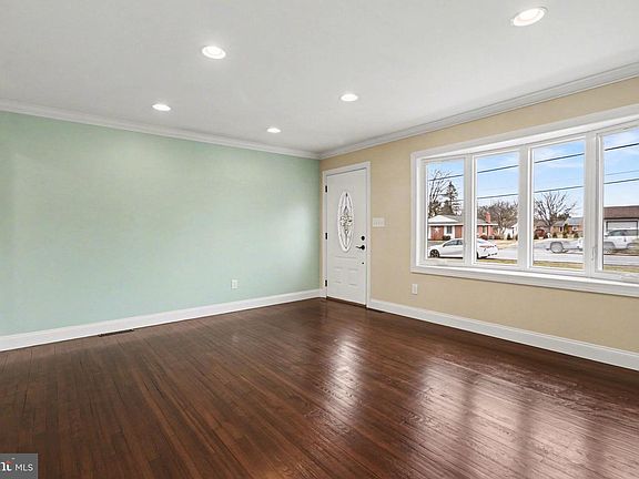 4th image of 930 Forge Rd