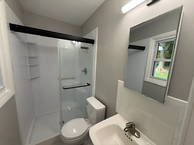 905 Camden Ct — Photo 8