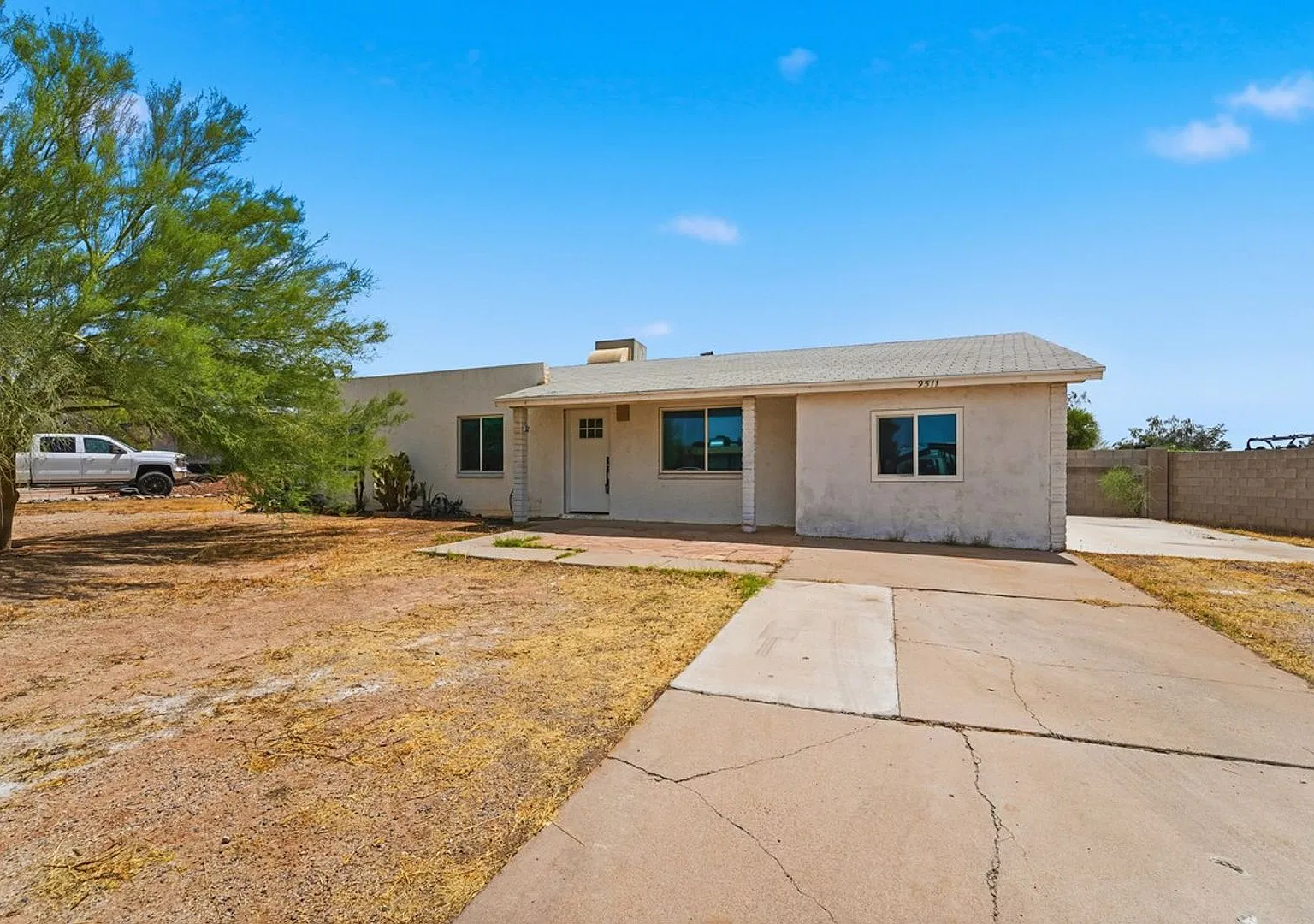 Discover this beautifully renovated 3-bedroom, 2-bath home in Mesa, AZ! — Photo 3