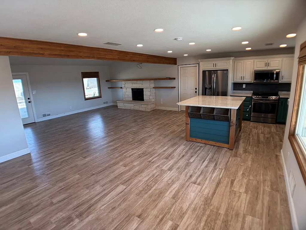 3 bed, 2.0 bath, 1912 sqft, $2,900 — Photo 4