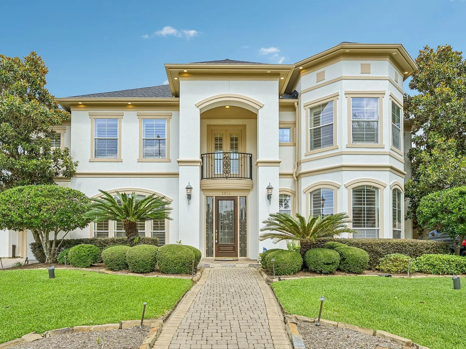 4 bed, 3.5 bath, 4398 sqft, $6,600 — Photo 1