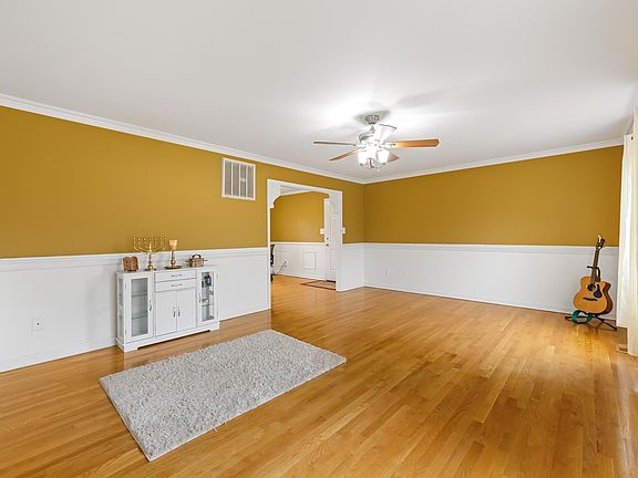 5th image of 15760 Fox Chase Ln