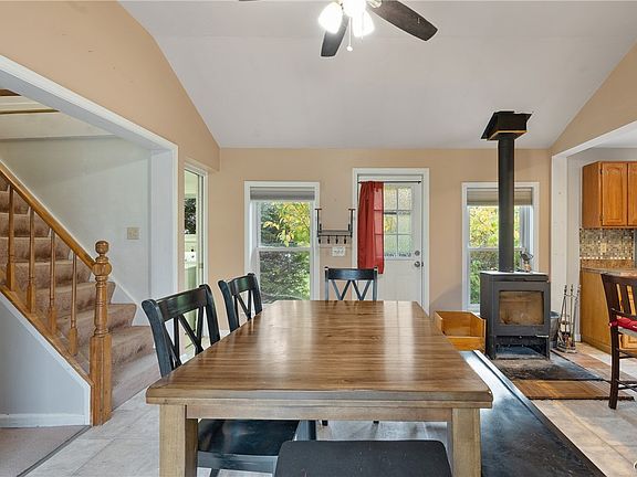 5th image of 3223 Amber Rd