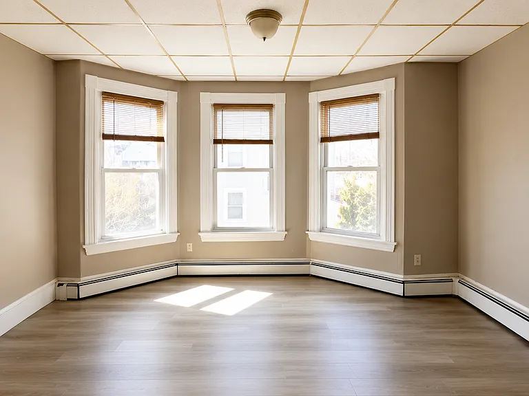 68 Howe St #2R — Photo 1