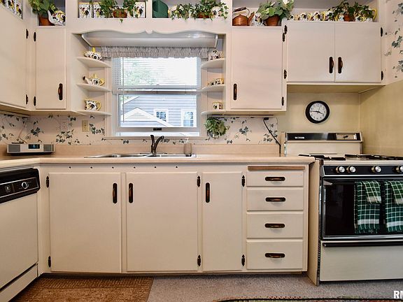 2nd image of 4129 N Hawthorne Pl