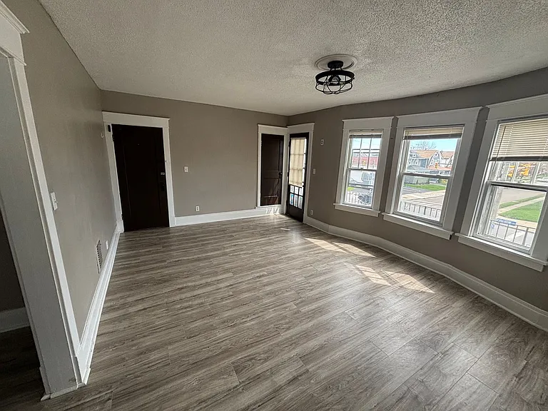 500 Colvin Ave — Photo 2