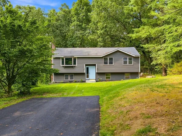 11 Groton Rd, Tyngsboro, MA 01879