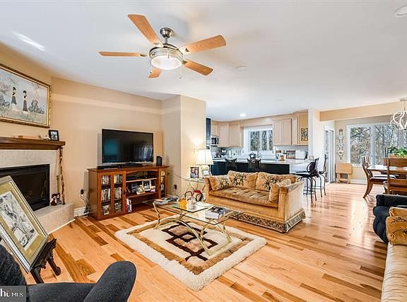 5th image of 702 Flower Dr