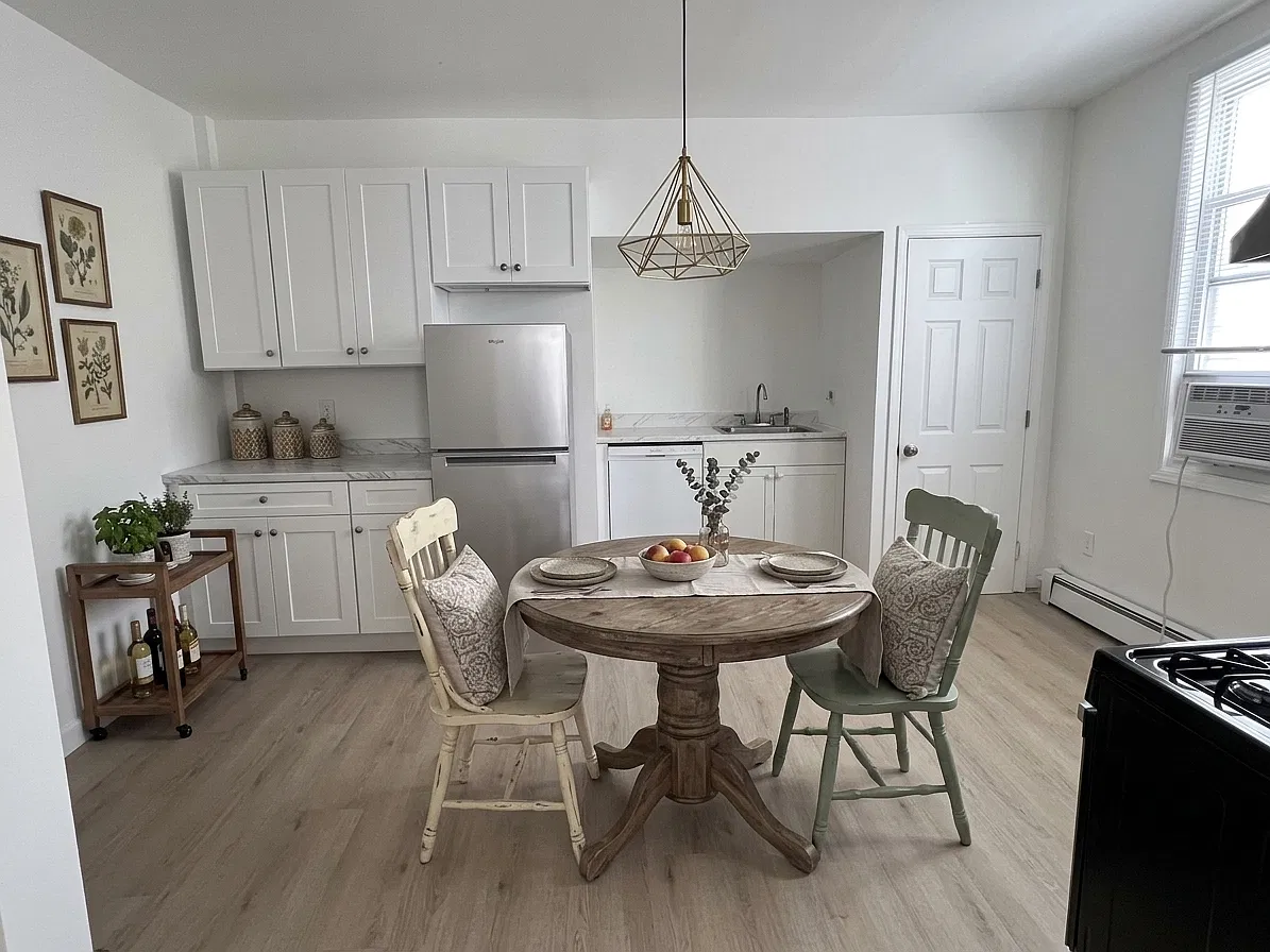 2 bed, 800 sqft, $2,400 — Photo 2