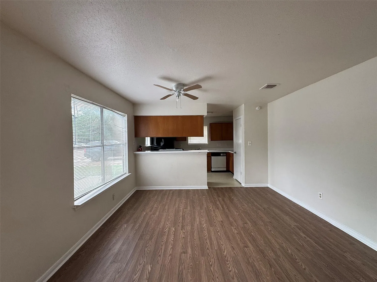2 bed, 1.0 bath, 4272 sqft, $1,000 — Photo 4