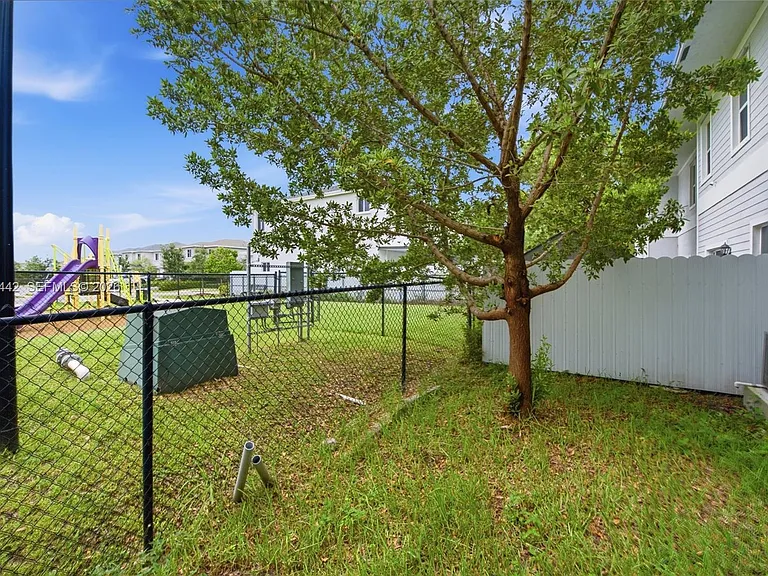 1774 SE 9th Ave #1774 — Photo 41