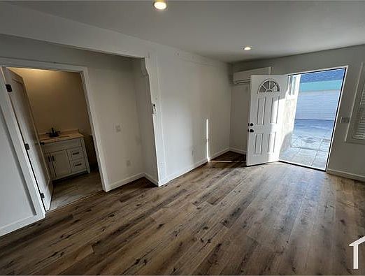 3rd image of 7021 1/2 N Myrtle Ave