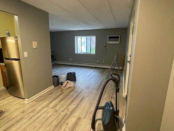 4th image of 141 Commercial St #123
