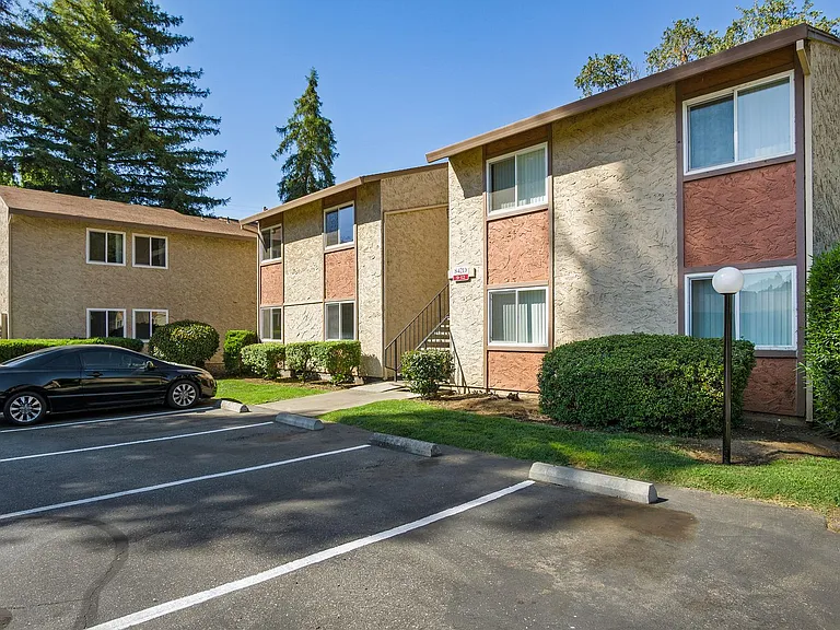 Acacia Apartments — Photo 17