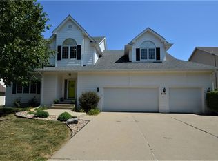 2513 Country Side Pl, West Des Moines, IA 50265