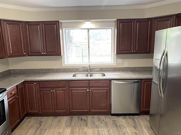 5th image of 351 Holly St