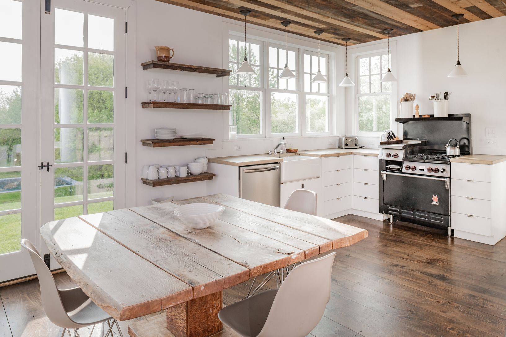  EAT-IN KITCHEN