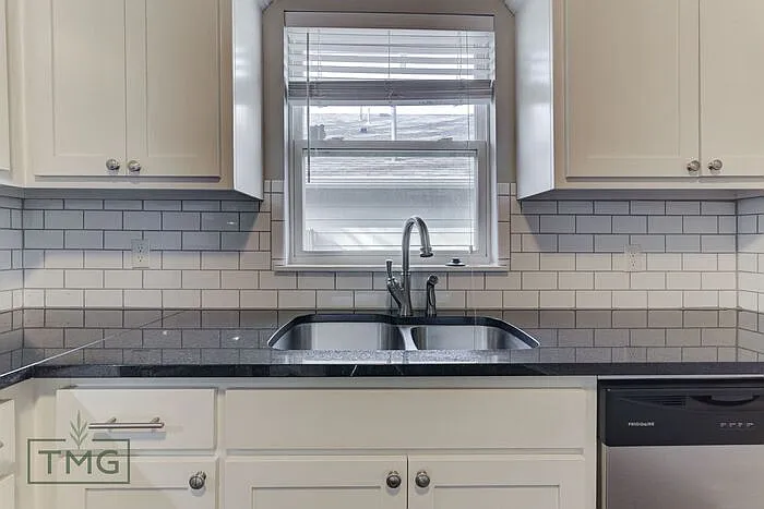 Building Photo - 2516 E 6th St #2