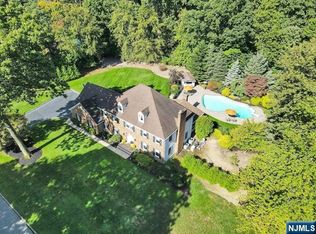 4 Cherokee Trl, Montvale, NJ 07645