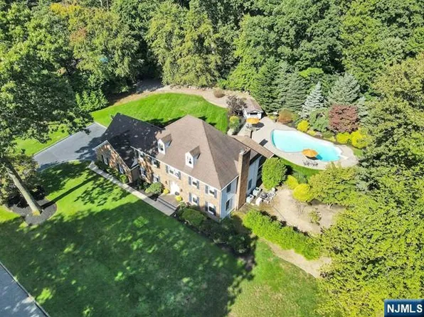 4 Cherokee Trl, Montvale, NJ 07645