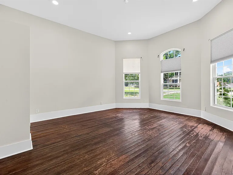 529 W Clark St — Photo 18