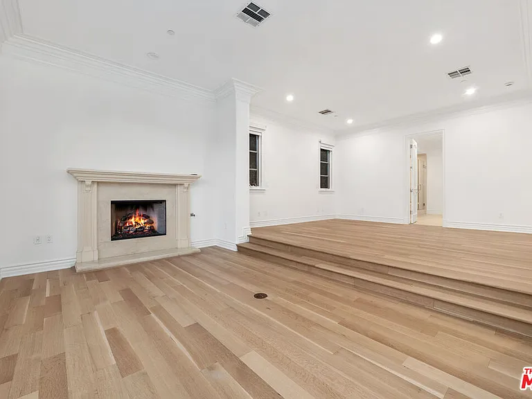 475 Martin Ln — Photo 19