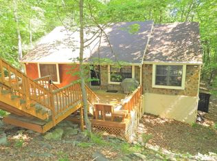 125 Luton Ct, Bushkill, PA 18324