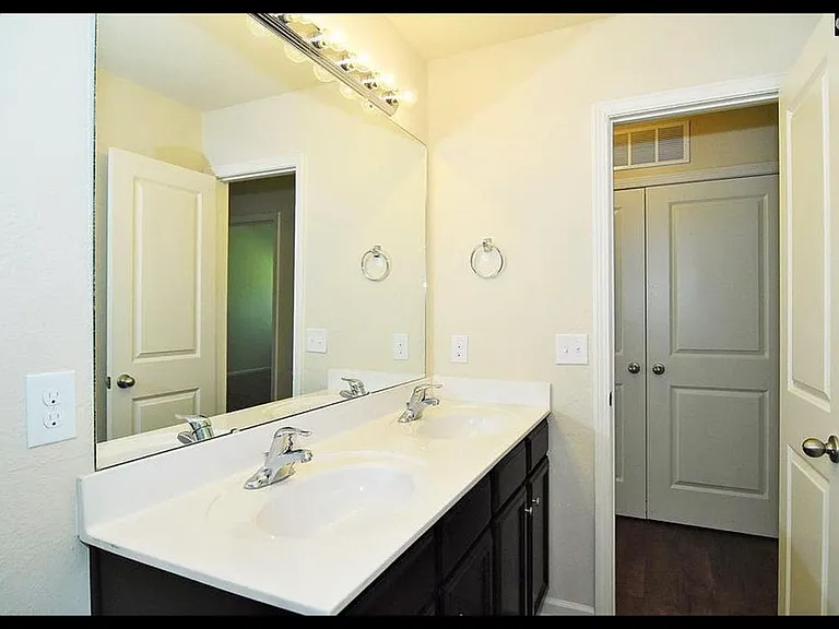 842 Chariot Way — Photo 7