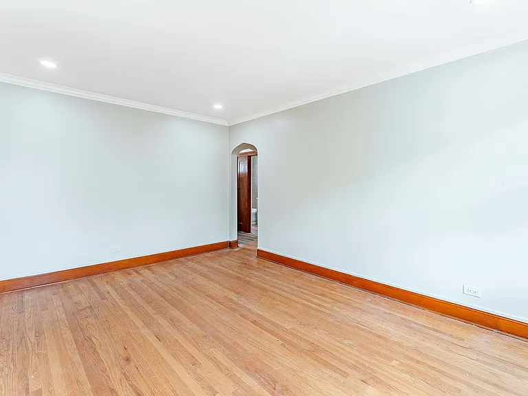 2551 N Lockwood Ave #B3 — Photo 4