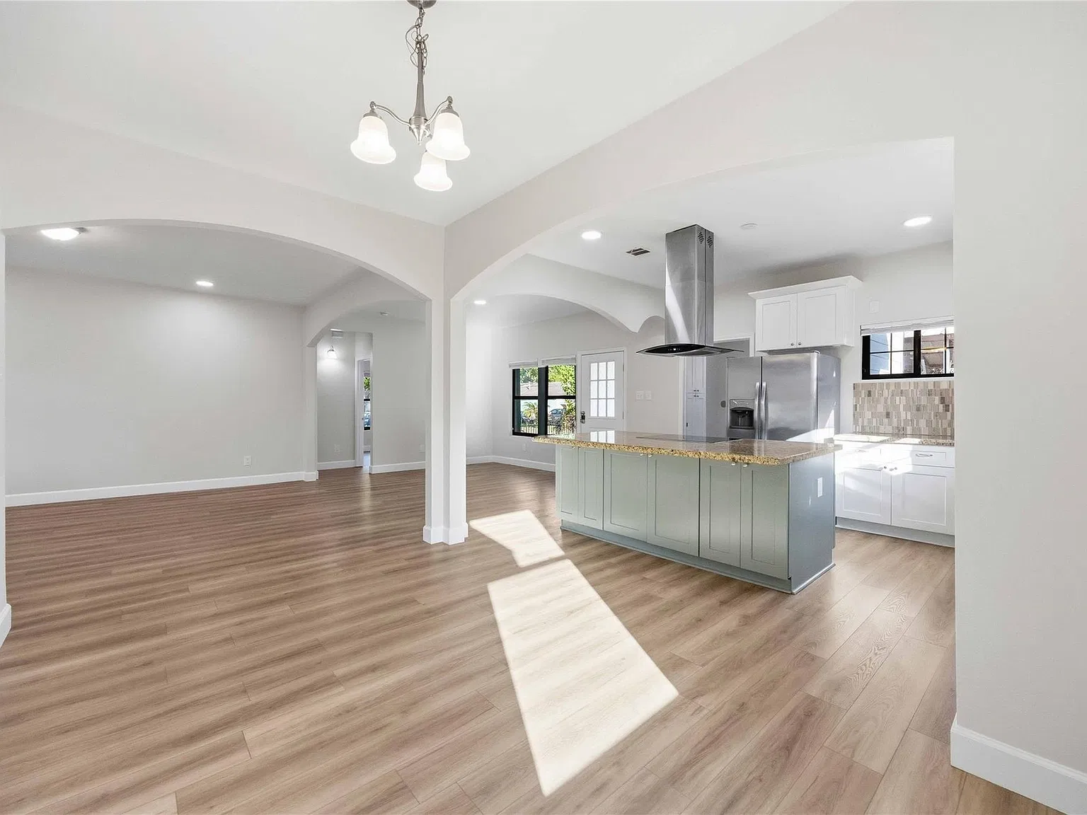 3 bed, 1.0 bath, 1396 sqft, $1,800 — Photo 4