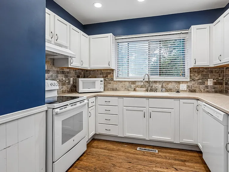 535 N Pebble St — Photo 9