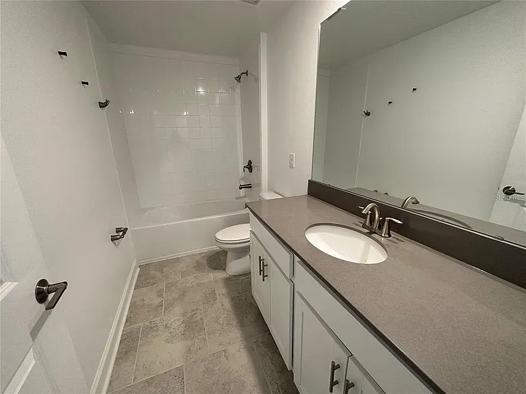 2911 Addison Blvd — Photo 13