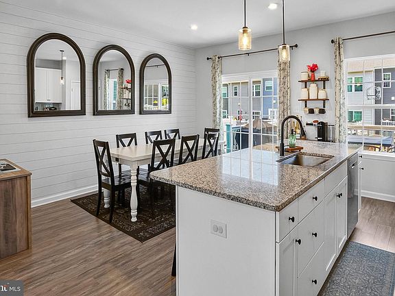 4th image of 607 Evelyn Way