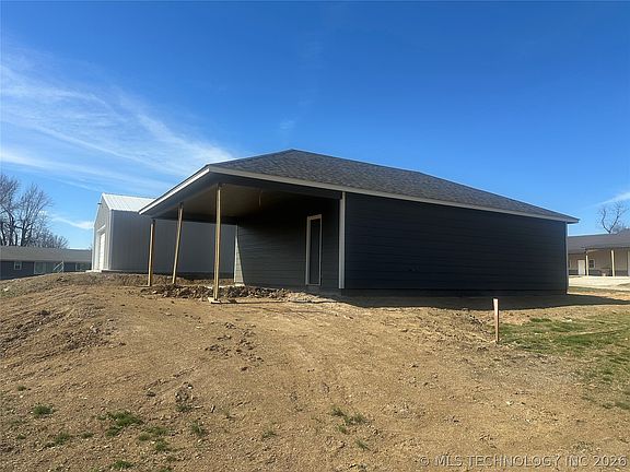 3rd image of 904 W Main St