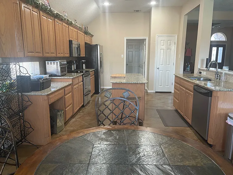 10717 Greenview Ct — Photo 2