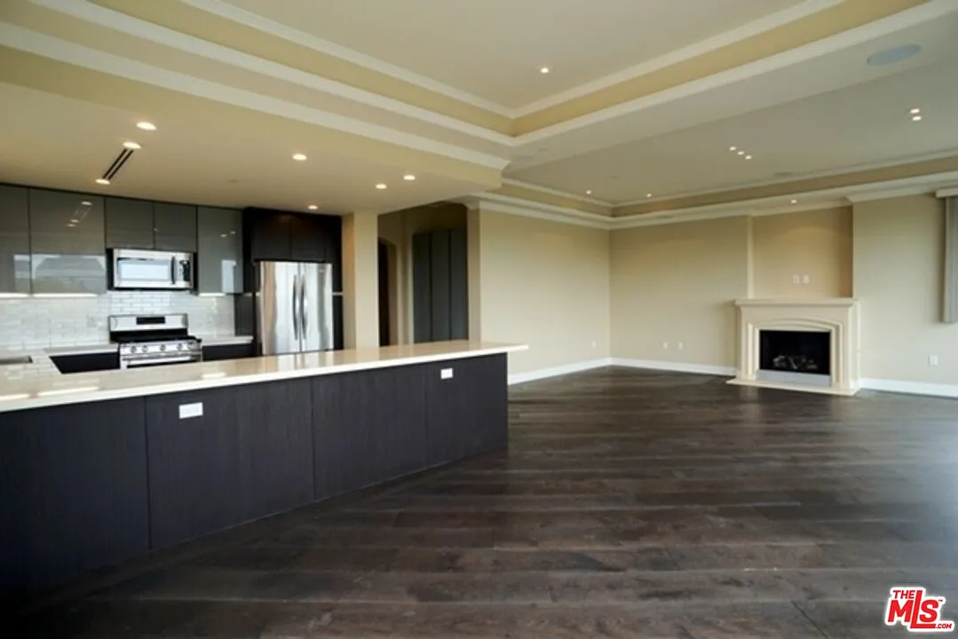 2 bed, 2.5 bath, 1837 sqft, $8,200 — Photo 3