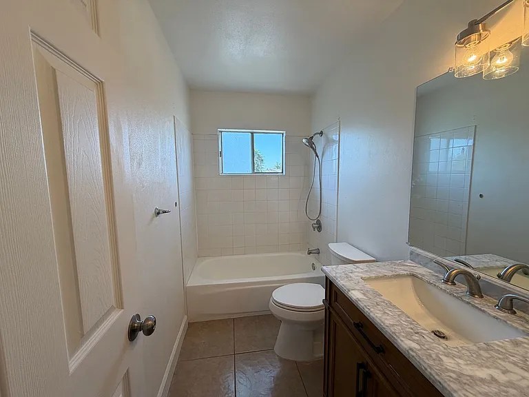 727 Hathaway Ct — Photo 6