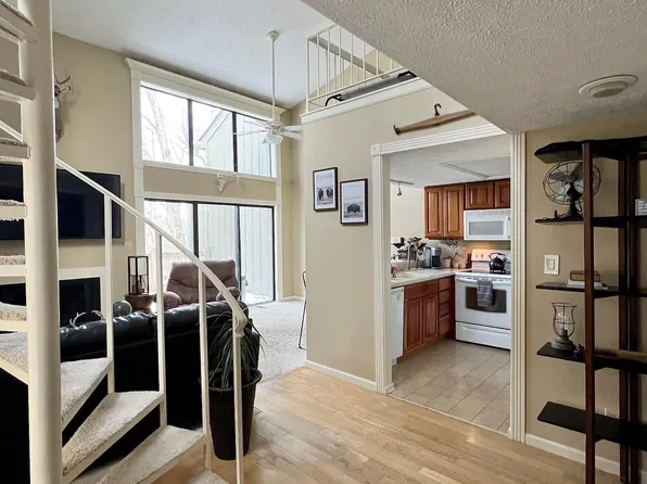 9428 S Lake Ridge Dr #112, Bloomington, IN 47401