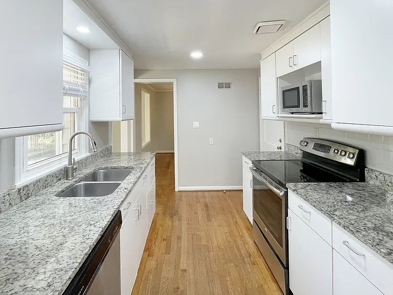 7318 Rosewood St — Photo 10