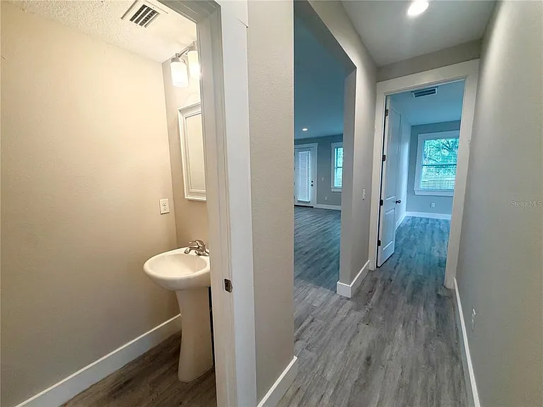 2125 W Saint Joseph St — Photo 17