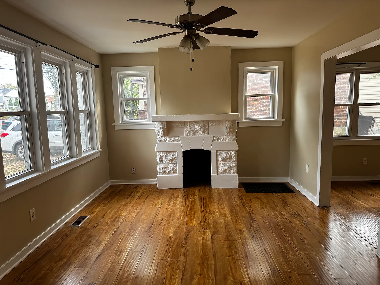 3 bed, 1402 sqft, $1,900 — Photo 2