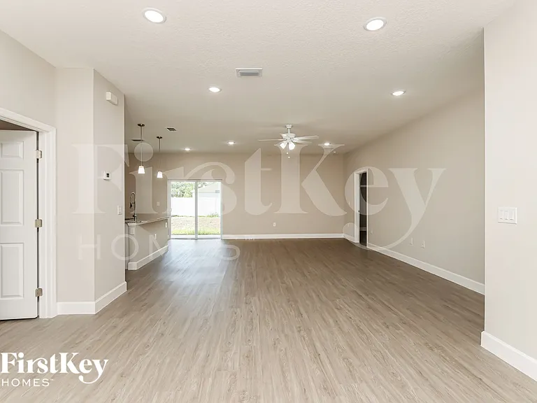717 Lavender St SE — Photo 3