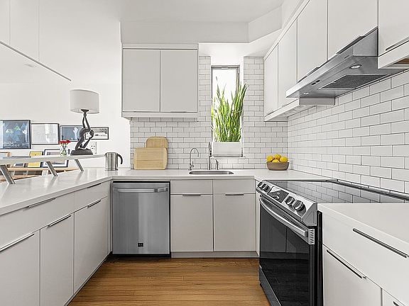 4th image of 168 Sterling Pl APT 4L