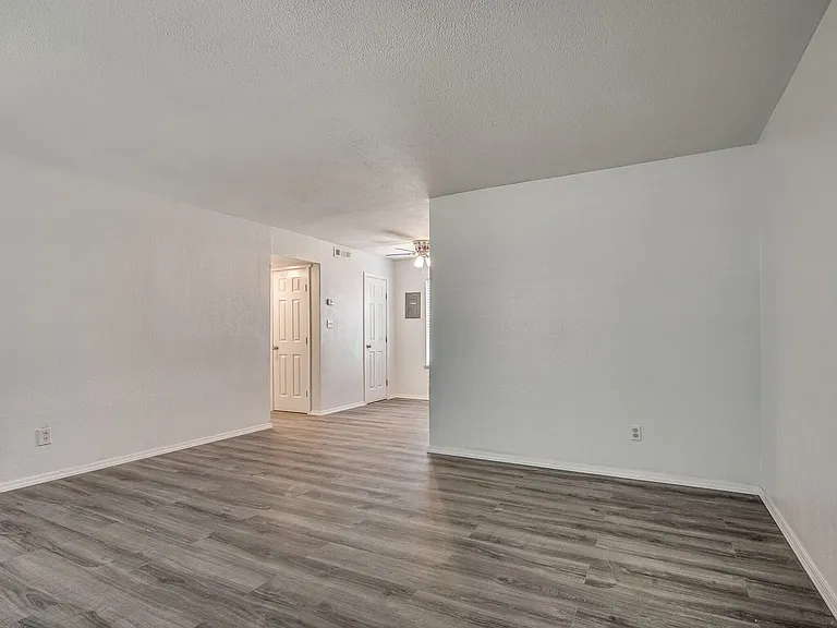 Stratford Square Apartments — Photo 6