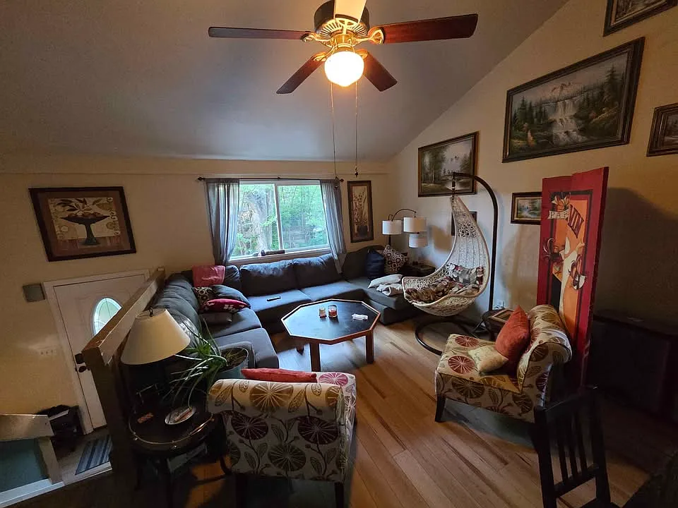 3 bed, 1.5 bath, 1472 sqft, $1,950 — Photo 2